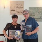 Bà Teija Norvanto trao tặng một số sách tới nhà văn – dịch giả Kiều Bích Hậu – trưởng nhóm HFT (Nhóm nữ dịch giả Hà Nội)