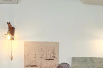 Bà Teija Norvanto trao tặng một số sách tới nhà văn – dịch giả Kiều Bích Hậu – trưởng nhóm HFT (Nhóm nữ dịch giả Hà Nội)