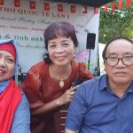 Nhà thơ Sastri Bakry (Indonesia), Nữ sĩ Bàng Ái Thơ cùng nhà thơ Trần Đăng Khoa trong Lễ khai mạc Tuần Giao lưu thơ quốc tế trên Đồi Nghệ sĩ, diễn ra đêm 4.10.2025