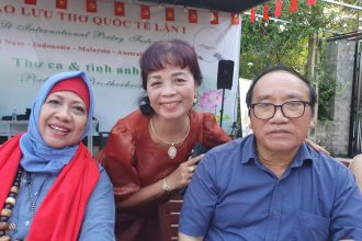 Nhà thơ Sastri Bakry (Indonesia), Nữ sĩ Bàng Ái Thơ cùng nhà thơ Trần Đăng Khoa trong Lễ khai mạc Tuần Giao lưu thơ quốc tế trên Đồi Nghệ sĩ, diễn ra đêm 4.10.2025