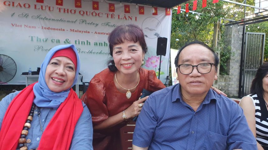 Nhà thơ Sastri Bakry (Indonesia), Nữ sĩ Bàng Ái Thơ cùng nhà thơ Trần Đăng Khoa trong Lễ khai mạc Tuần Giao lưu thơ quốc tế trên Đồi Nghệ sĩ, diễn ra đêm 4.10.2025