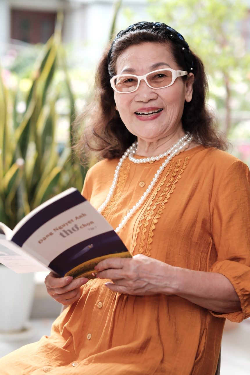 Nữ sĩ Đặng Nguyệt Anh