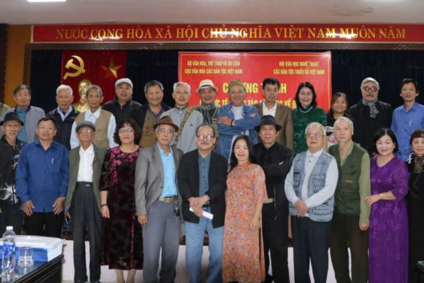 Các VNS chụp ảnh lưu niệm trong Lễ bế mạc