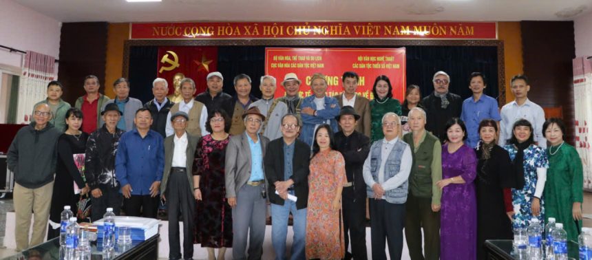 Các VNS chụp ảnh lưu niệm trong Lễ bế mạc