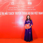 Nhà thơ Thanh Thường với cuốn sách ảnh “Huyền thoại Áo dài Việt Nam”