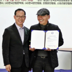 Nhà thơ Jang Geon-seob (bên phải) nhận bằng Giải Thưởng Lớn của Lễ hội