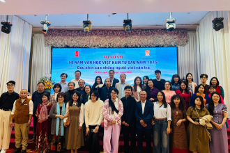 Những người viết trẻ chụp ảnh lưu niệm với thế hệ đàn anh tại Tọa đàm