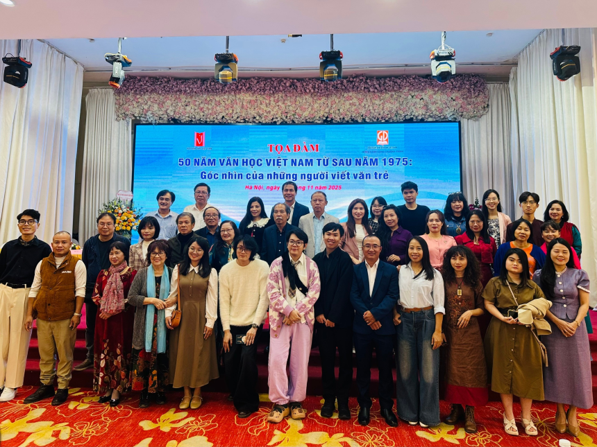 Những người viết trẻ chụp ảnh lưu niệm với thế hệ đàn anh tại Tọa đàm