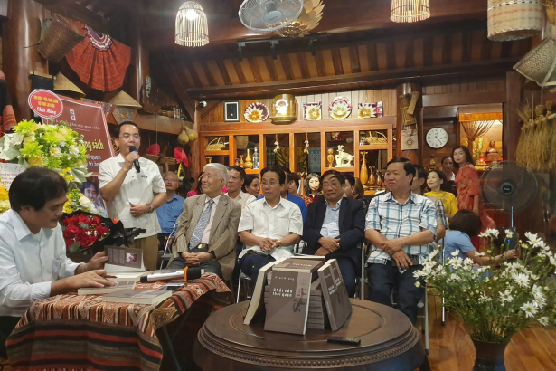 Nhà thơ Phan Hoàng ký tặng sách trong sự kiện