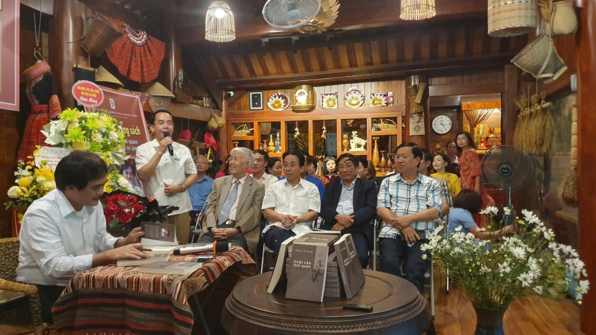 Nhà thơ Phan Hoàng ký tặng sách trong sự kiện