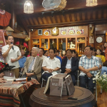 Nhà thơ Phan Hoàng ký tặng sách trong sự kiện