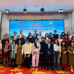 Những người viết trẻ chụp ảnh lưu niệm với thế hệ đàn anh tại Tọa đàm