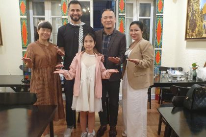 Saleem Hamad tại nhà hàng Oliva cùng một số khách mời