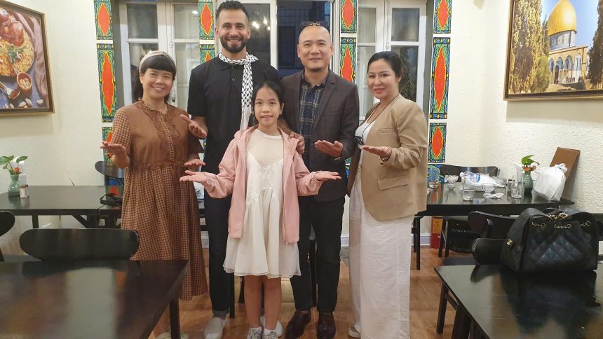 Saleem Hamad tại nhà hàng Oliva cùng một số khách mời