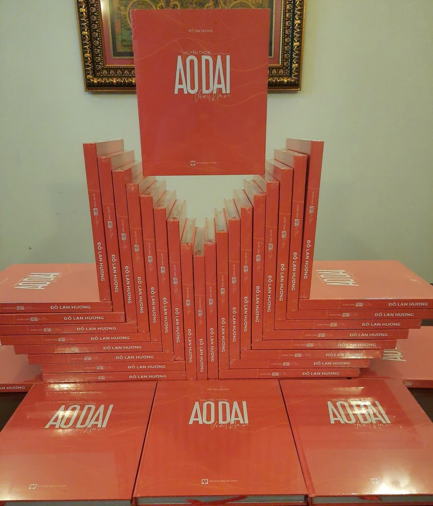 Sách ảnh “Huyền thoại Áo dài Việt Nam