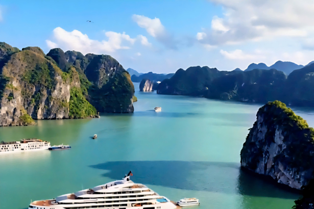 Du thuyền Grand Pioneers trong lòng vịnh Hạ Long