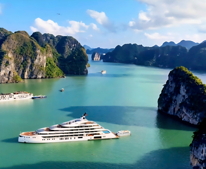 Du thuyền Grand Pioneers trong lòng vịnh Hạ Long