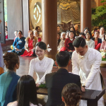 Đôi tân lang Đức Vinh và tân nương Thanh Thúy kính cẩn dâng trà tới bố mẹ của tân nương