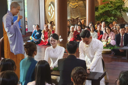 Đôi tân lang Đức Vinh và tân nương Thanh Thúy kính cẩn dâng trà tới bố mẹ của tân nương