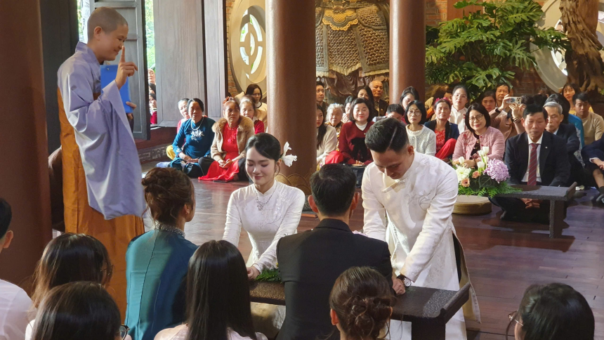 Đôi tân lang Đức Vinh và tân nương Thanh Thúy kính cẩn dâng trà tới bố mẹ của tân nương