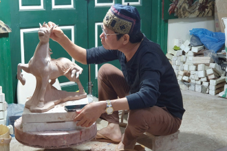 Nghệ nhân Ưu tú Trần Nam Tước đang tạo tác một mẫu gốm