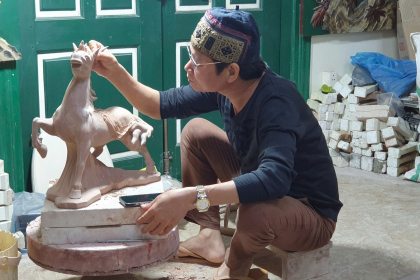 Nghệ nhân Ưu tú Trần Nam Tước đang tạo tác một mẫu gốm