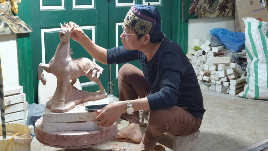 Nghệ nhân Ưu tú Trần Nam Tước đang tạo tác một mẫu gốm