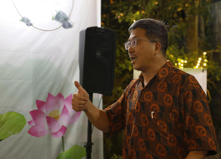 Nhà thơ – nhà thư pháp Yusuf Liu, Malaysia tại Đồi Nghệ sĩ, Việt Nam